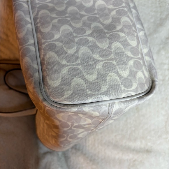 Coach City Tote in white and gray signature coated canvas with leather details - Picture 10 of 13